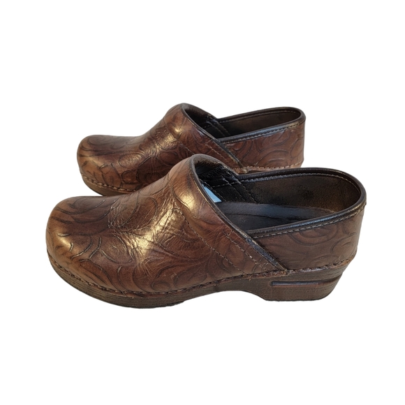 Dansko XP Floral Paisley Tooled Brown Leather Clog Closed Toe Open Heel Shoe 37 - Picture 3 of 16